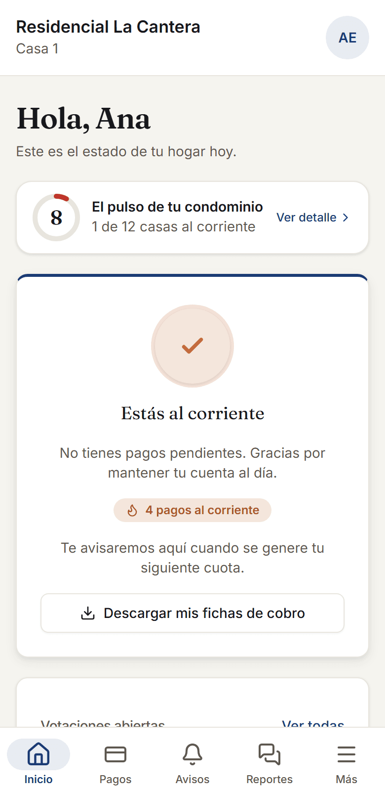 Portal del residente en un teléfono: estado al corriente y el pulso del condominio